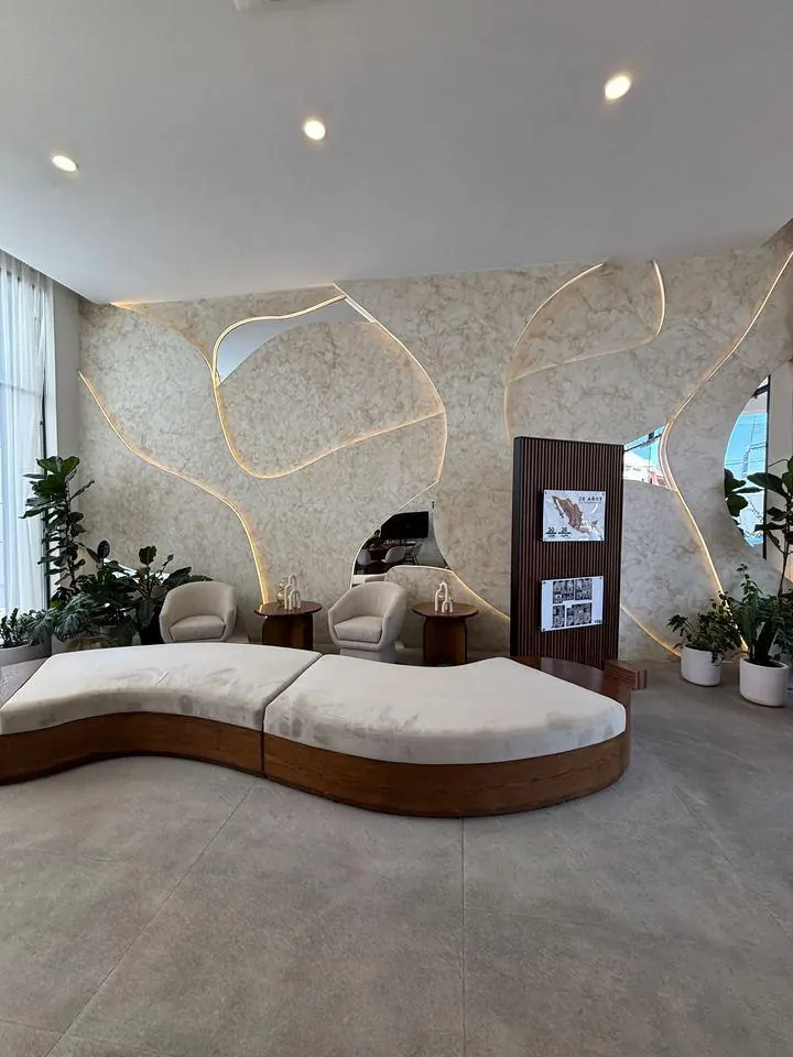 Lobby con sillón curvo en Coordenada Country
