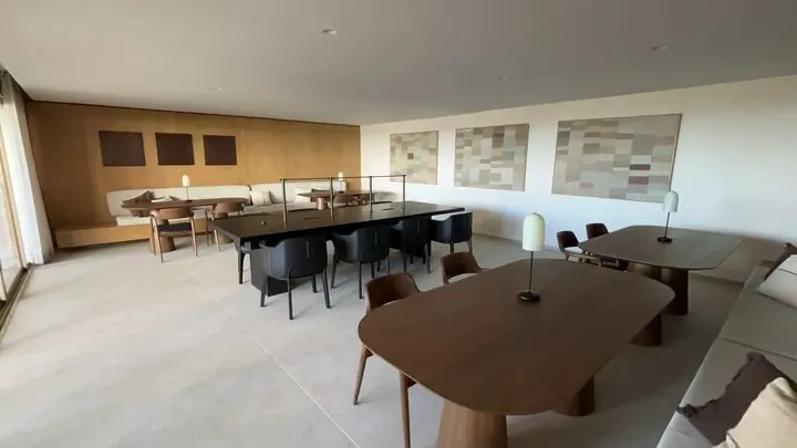 Salón comedor con mesas de madera en Lírica