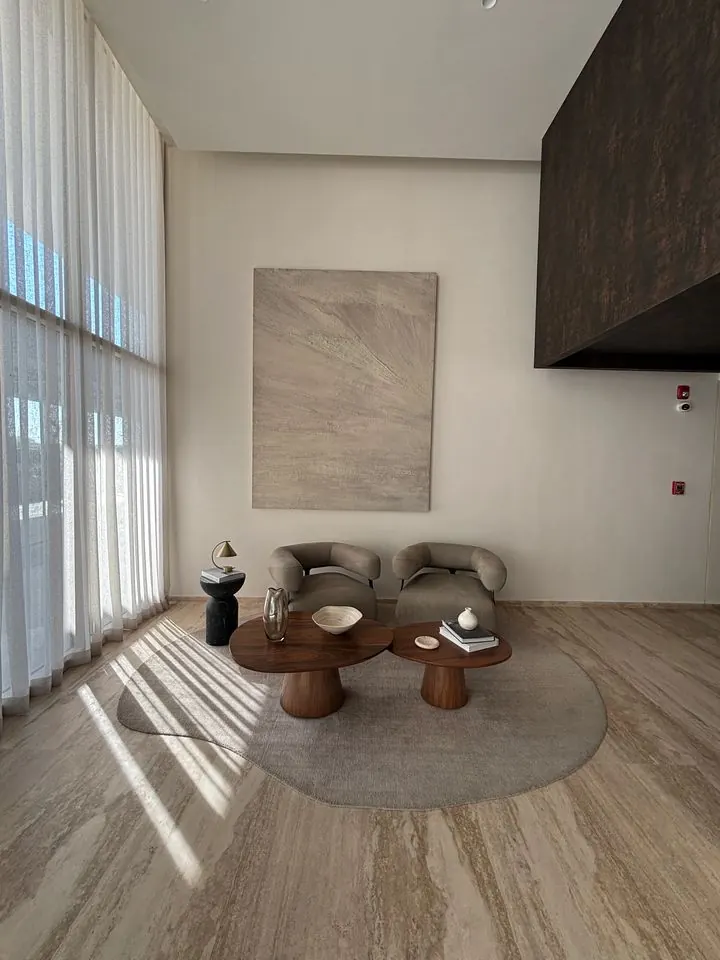 Lobby de doble altura con sillones en Lírica